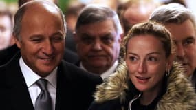 Florence Cassez a été accompagnée dans ses premiers pas en France par Laurent Fabius, ministre des Affaires étrangères.