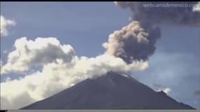 Mexique: la spectaculaire éruption du volcan Popocatépetl 