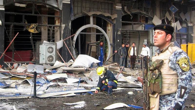 Sur les lieux d'un double attentat meurtrier dans le quartier de Kadhimiya, dans le nord-ouest de Bagdad. Cinq attaques visant des chiites, dont quatre dans des quartiers habités par cette communauté à Bagdad, ont fait au moins 67 morts et près de 140 ble