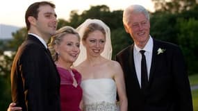 Chelsea Clinton, la fille unique de l'ancien président américain et de l'actuelle secrétaire d'Etat, a épousé samedi Marc Mezvinsky, un banquier âgé de 32 ans, dans un petit village pittoresque de l'Etat de New York, au cours d'une réception aux allures d