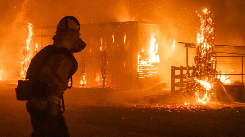 Un pompier face au Kincade Fire à Windsor, au nord de San Francisco