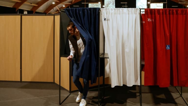 Un électeur sort de l'isoloir dans un bureau de vote du Touquet, dans le Pas-de-Calais, le 24 avril 2022