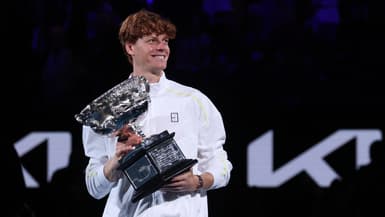 Jannik Sinner avec son trophée à l'Open d'Australie, le 26 janvier 2025.