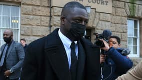 L'international français de Manchester City Benjamin Mendy (c) quitte le tribunal de Chester, dans le nord-ouest de l'Angleterre, le 2 février 2022