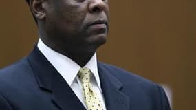 Un membre du personnel au service de Michael Jackson a assuré sous serment que le médecin de la star, le Dr Conrad Murray, lui avait demandé de faire disparaître des médicaments et une poche à perfusion avant d'appeler les secours. /Photo prise le 5 avril