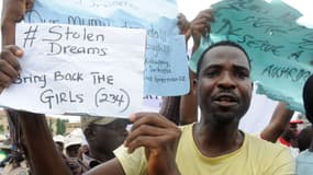Un homme manifeste mardi à Lagos, au Nigeria, pour réclamer le retour des filles enlevées.