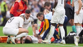 Eder Militao est sorti sur blessure ce samedi, certainement touché au genou droit.