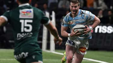 L'ailier du Racing 92 Louis Dupichot tente de semer son adversaire palois lors de leu février 2022 