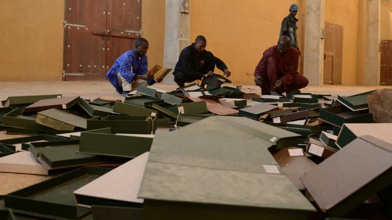 Des personnes fouillent parmi les manuscrits anciens du centre de documentation et de recherche Ahmed Baba de Tombouctou, le 29 janvier 2013. (Photo d'illustration)