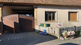 Plusieurs fleurs ont été déposées devant la maison où les trois fillettes sont mortes dans un incendie survenu samedi 26 avril à Brumath (Bas-Rhin)
