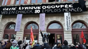 Manifestation devant la Gaîté lyrique, occupée depuis trois mois par des jeunes migrants, dont la préfecture de police a ordonné l'évacuation, le 17 mars 2025 à Paris
