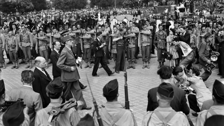 Le général de Gaulle défile le 26 août 1944 sur les Champs-Elysées à Paris, escorté notamment par des soldats de la Nueve, au lendemain de la libération de la capitale