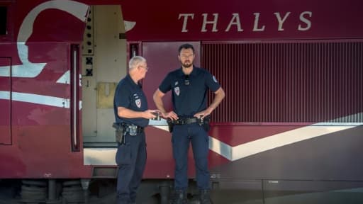 La police devant le Thalys en gare d'Arras, le 22 août 2015