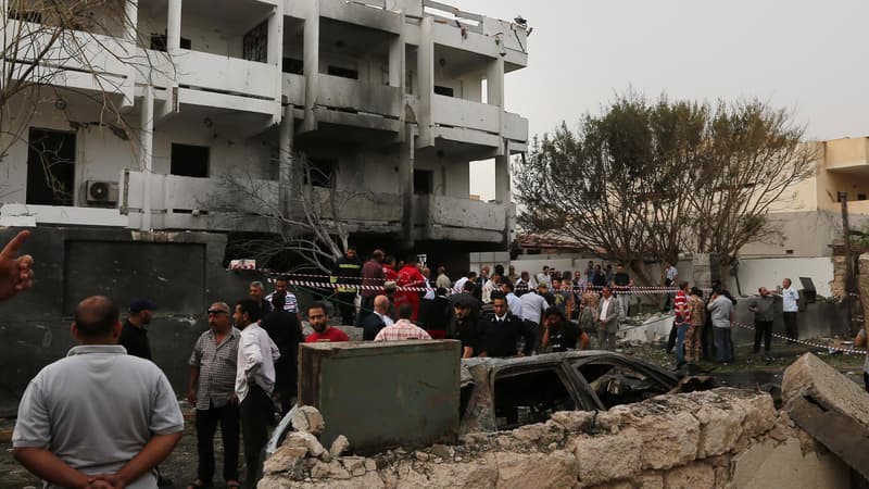 L'ambassade de France à Tripoli a été la cible d'un attentat à la voiture piégée ce mardi matin.