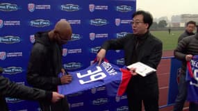 Nicolas Anelka lors d'une signature d'autographe dans le club chinois Shanghai Shenhua