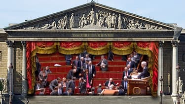 Le groupe UMP a quitté les bancs de l'Assemblée, protestant contre les propos de Manuel Valls.