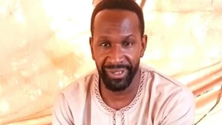 Image extraite d'une vidéo non datée à la provenance indéterminée circulant sur les réseaux sociaux le 5 mai 2021, montrant le journaliste français Olivier Dubois qui dit avoir été enlevé début avril par un groupe jihadiste affilié à Al-Qaïda