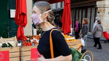 Une femme portant un masque à Paris, le 19 avril 2020, en pleine épidémie de coronavirus.