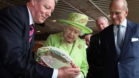 La reine Elizabeth et son mari, le prince Philip, admirant un cadeau en Irlande du Nord, en 2012.
