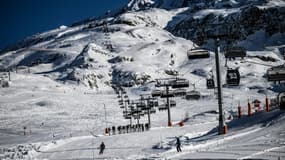 Des skieurs sur une piste de la station de ski de l'Alpe-d'Huez, le 13 décembre 2021.