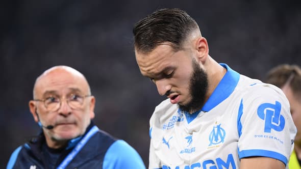 Amine Gouiri avec le staff médical de l'OM pendant un match de Ligue 1, le 12 septembre 2025