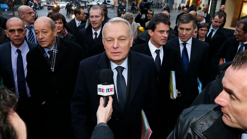 Jean-Marc Ayrault accompagné de membres du gouvernement, quittant le ministère de l'Intérieur. La France doit tirer parti de la mondialisation et encourager la prise de risque sans renier son modèle économique et social, qui doit être "renouvelé", estime