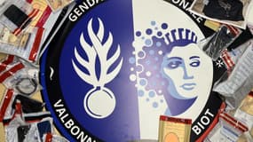 Photo des objets saisis après l'interpellation, le 25 février 2025, de huit individus suspectés d'être impliqués dans le vol avec effraction de la société Chronopost à Valbonne (Alpes-Maritimes). 