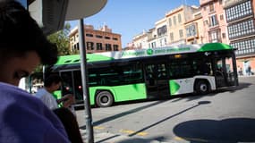 Un bus urbain fonctionnant à l'hydrogène vert circule dans la ville de Palma de Majorque, le 12 avril 2023 (photo d'illustration). 