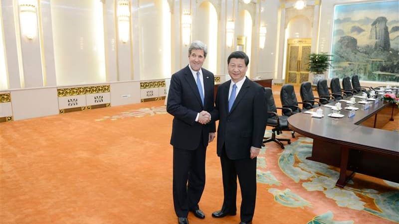 John Kerry et le président chinois Xi Jinping à Pékin. Le secrétaire d'Etat américain est arrivé samedi à Pékin afin d'évoquer avec ses interlocuteurs chinois les moyens à mettre en oeuvre pour enrayer la rhétorique guerrière de la Corée du Nord et la ram