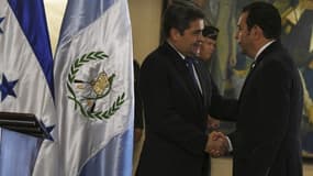 Les présidents hondurien, Juan Orlando Hernandez (à gauche), et guatémaltèque, Jimmy Morales (à droite).