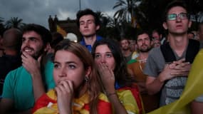 Des partisans de l'indépendance de la Catalogne écoutent le discours de Carles Puigdemont devant l'Arc de Triomphe de Barcelone, le 10 octobre 2017