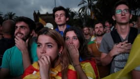 Des partisans de l'indépendance de la Catalogne écoutent le discours de Carles Puigdemont devant l'Arc de Triomphe de Barcelone, le 10 octobre 2017