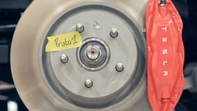 Une étiquette "Proto 1", les étriers de frein rouge avec le logo Tesla... la marque californienne joue à fond la carte du teasing dans sa dernière vidéo