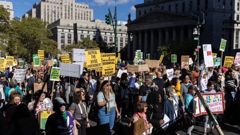 Des manifestants de la "Women's March" à New York le 8 octobre 2022