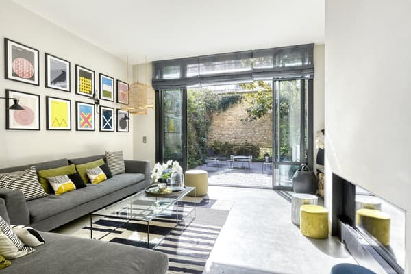 Le réseau Sotheby's Realty a vendu cet appartement parisien dans le 16e arrondissement au prix de 4.14 millions d'euros. Le réseau Sotheby's Realty a vendu cet appartement parisien dans le 16e arrondissement au prix de 4.14 millions d'euros.