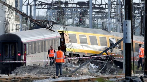 Une équipe de sauveteurs à l'oeuvre après la catastrophe ferroviaire de Brétigny, dans l'Essonne, le 12 juillet 2013.