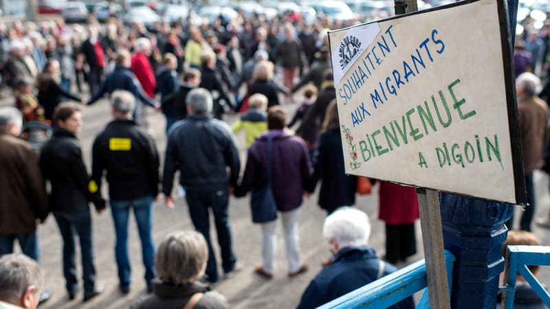 "Bienvenue au migrants à Digoin", disent des manifestants, le 29 octobre.