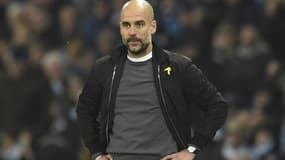 Pep Guardiola, avec un symbole pro-catalan sur la veste, lors d'un match de Manchester City
