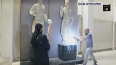 Des membres de Daesh saccagent des oeuvres dans le musée de Mossoul, en Irak, sur des images de propagande diffusées fin février 2015.