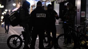 Des policiers procèdent à un contrôle lors du couvre-feu à Metz, le 5 janvier 2021 (PHOTO D'ILLUSTRATION)