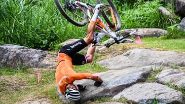 La lourde chute de Mathieu Van der Poel aux Jeux olympiques