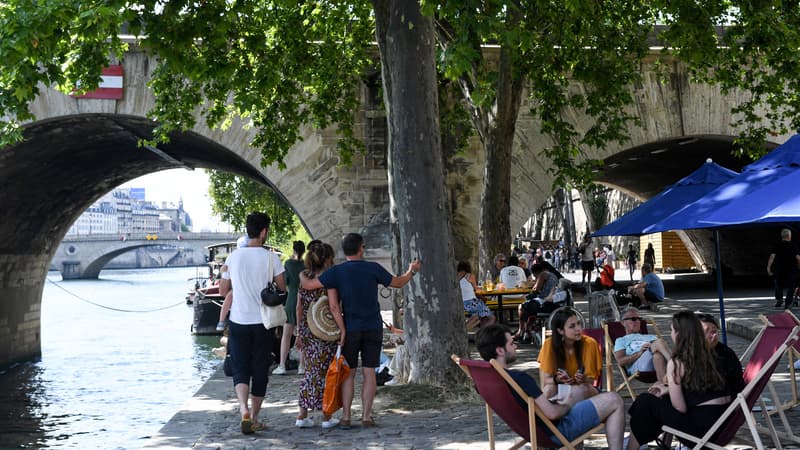 Des personnes profitent des animations de Paris Plages en juillet 2022.