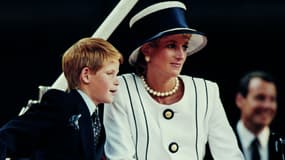Le Prince Harry et sa mère Lady Diana, à Buckingham Palace en 1995