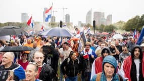 Des personnes manifestent à La Haye (Pays-Bas), samedi 20 septembre, contre la politique actuelle du gouvernement néerlandais concernant les demandeurs d’asile