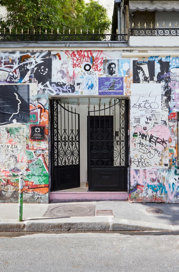 L'entrée de la maison de Serge Gainsbourg, au 5 bis rue de Verneuil à Paris.