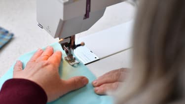 Beaucoup de gens ont ressorti leur vieille machine pour commencer à coudre des masques.