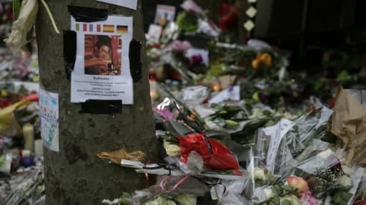 Des photos de victimes au milieu des fleurs le 16 novembre 2015 rue de Charonne à Paris Des photos de victimes au milieu des fleurs le 16 novembre 2015 rue de Charonne à Paris