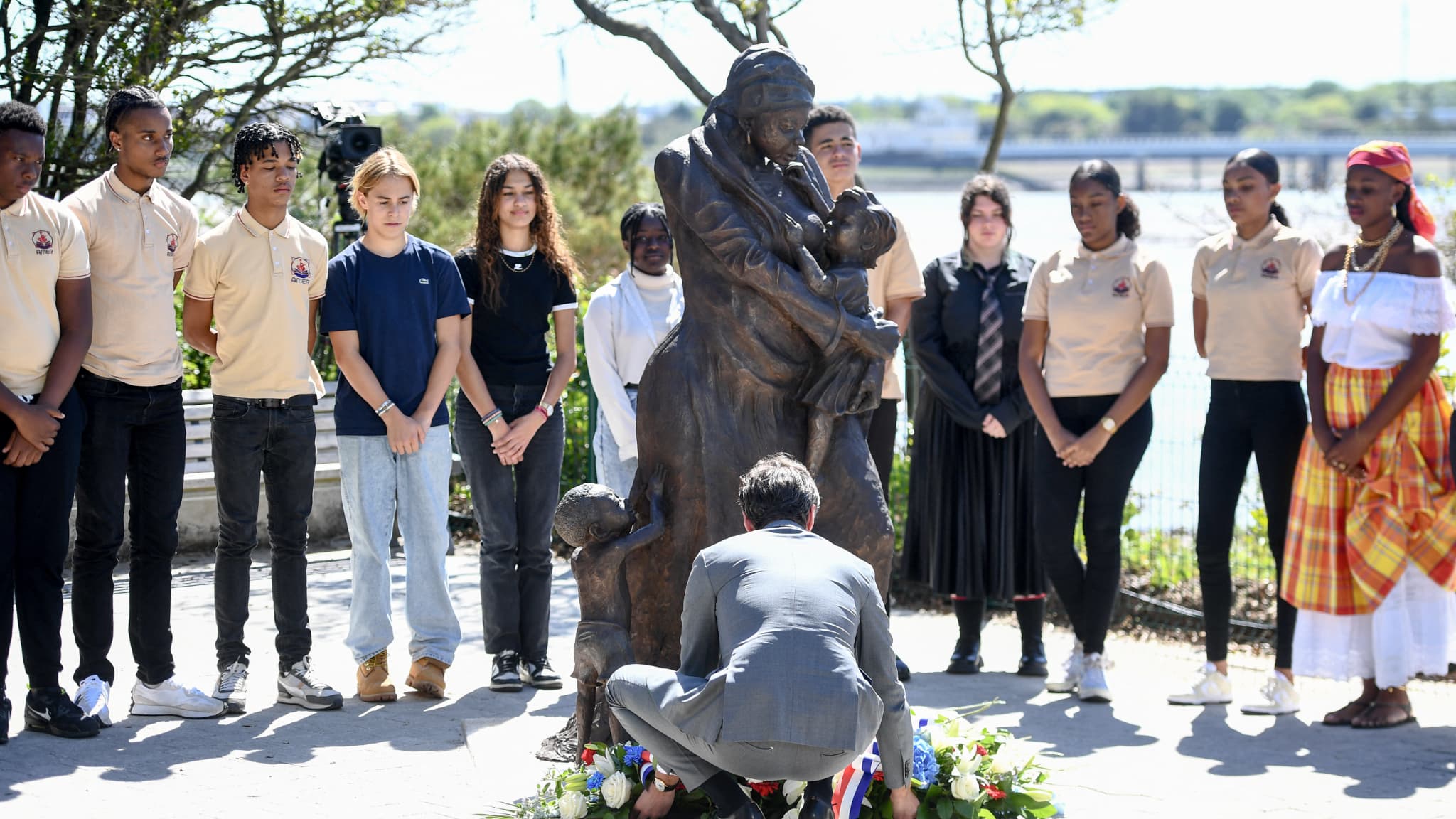 Le Premier ministre français Gabriel Attal dépose une gerbe devant la statue de Clarisse, lors d'une cérémonie de commémoration de l'abolition de l'esclavage, à La Rochelle, dans l'ouest de la France, le 10 mai 2024.