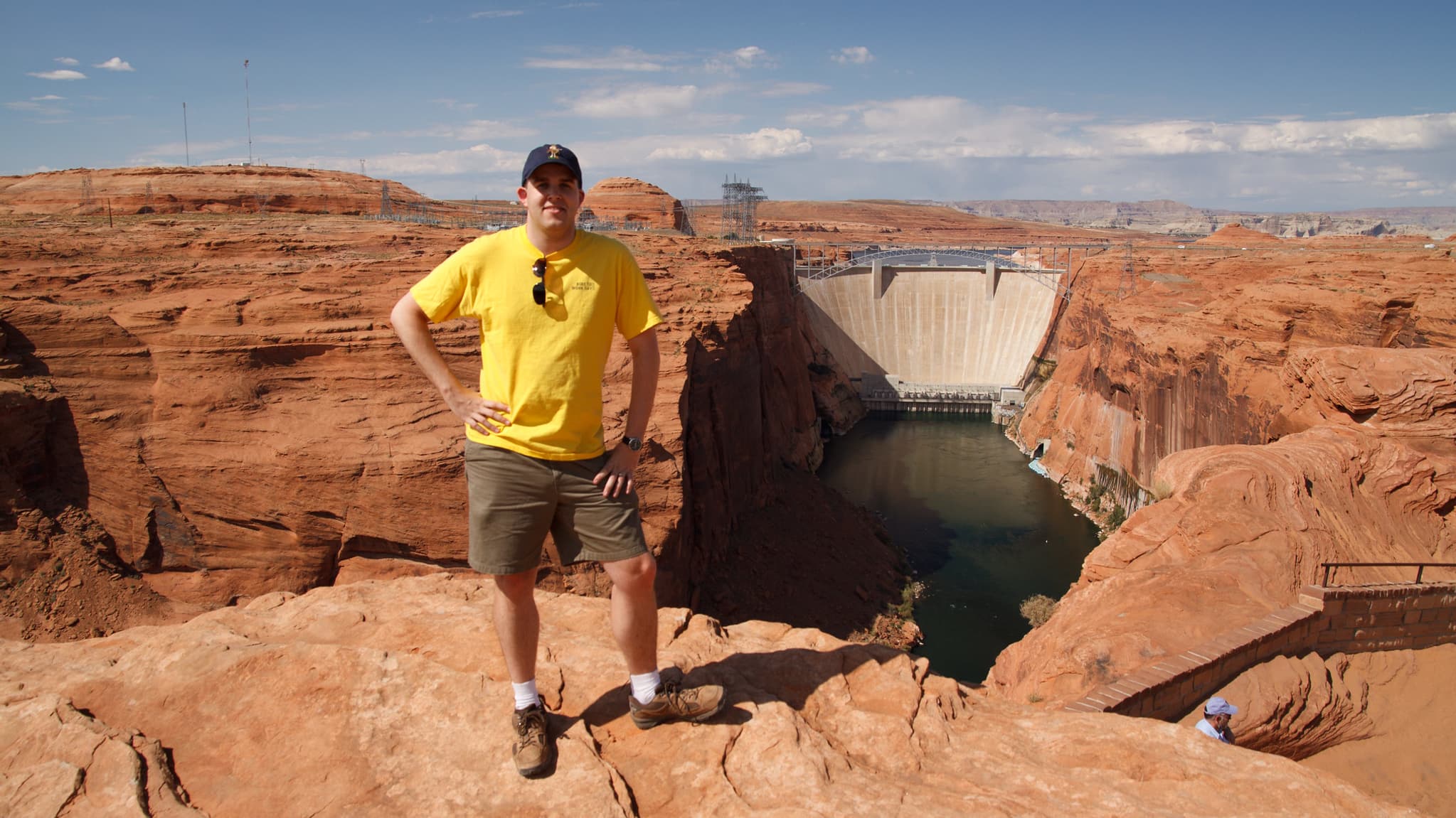Un jeune homme en train de se faire prendre en photo devant le barrage de Glen Canyon aux États-Unis en 2011, l'un des lieux touristiques les plus risqués pour la prise de selfies (Photo d'illustration). Un jeune homme en train de se faire prendre en photo devant le barrage de Glen Canyon aux États-Unis en 2011, l'un des lieux touristiques les plus risqués pour la prise de selfies (Photo d'illustration).