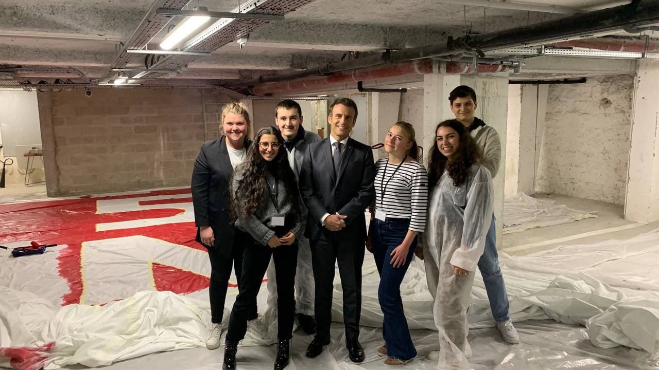DOCUMENT RMC - la photo de Macron avec les JAM qui préparent le meeting de la Défense DOCUMENT RMC - la photo de Macron avec les JAM qui préparent le meeting de la Défense